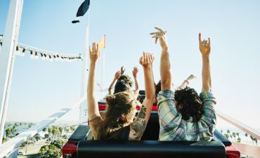 para na rollcoasterze w parku rozrywki