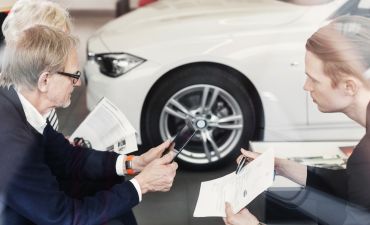 mężczyzna kupujący OC niezarejestrowanego auta