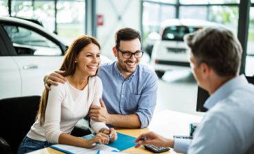 para podpisująca umowę ubezpieczenia samochodu po zakupie