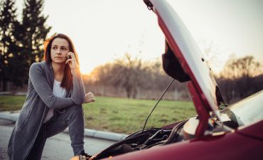 Kobieta korzystająca z assistance drogowego za granicą