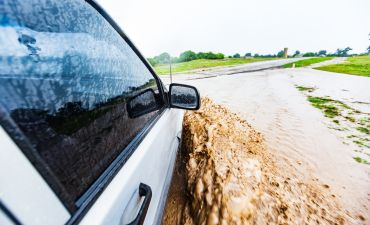 auto podczas powodzi