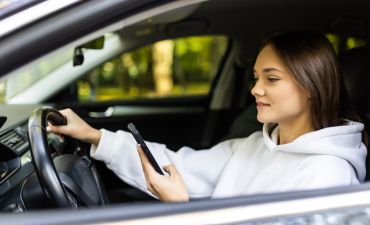 Klientka płaci za ubezpieczenie OC przelewem