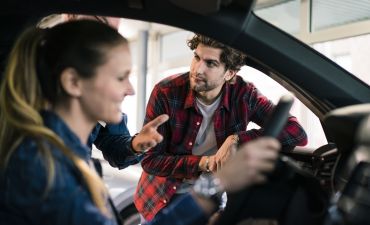 kobieta kupuje samochód bez ważnego OC