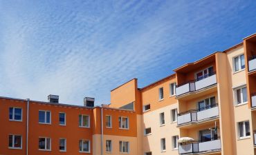 blok mieszkalny z balkonami