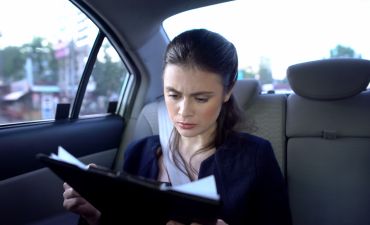 kobieta czyta testament zmarłego właściciela samochodu