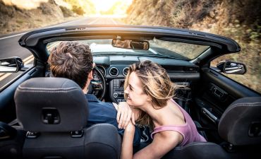 para podróżująca samochodem z OC za granicą