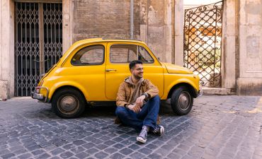 młody kierowca przy nowo zakupionym samochodzie z Włoch