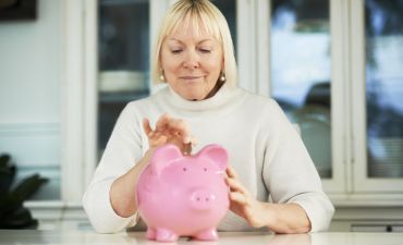 Kobieta oszczędzająca pieniądze