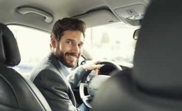 mężczyzna rozważa, jak zaksięgować składkę za ubezpieczenie samochodu