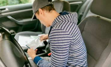 chłopak, który zgubił dowód rejestracyjny