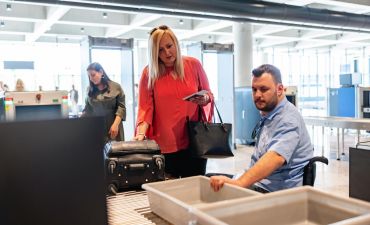 kobieta podchodzi do kontroli bezpieczeństwa