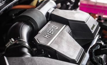 przykład silnika w aucie hybrydowym