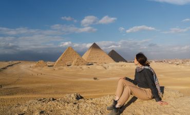 Kobieta przy piramidach