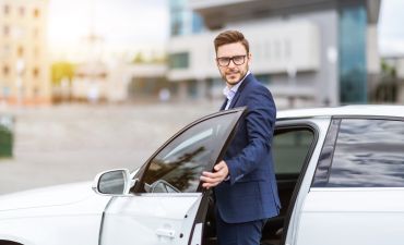 mężczyzna, który zarejestrował samochód na firmę