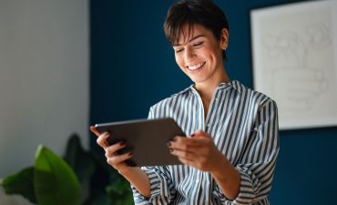 budzik i notes na blacie