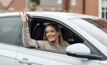 kobieta zamierzająca ubezpieczyć samochód przed przerejestrowaniem