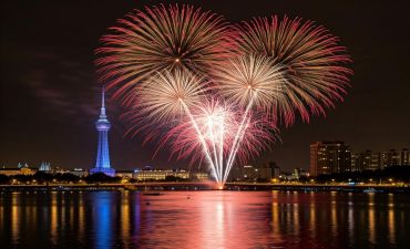 wybuchające fajerwerki w tle duże miasto