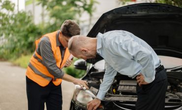 mężczyzna próbuje zlikwidować szkodę z polisy OC sprawcy