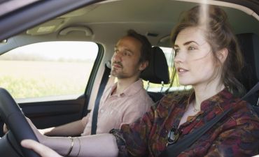 Kobieta korzysta z jazdy doszkalającej