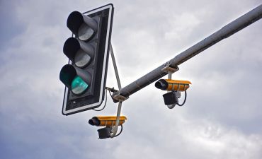 kamery rejestrujące prędkość na drodze i sygnalizacja świetlna