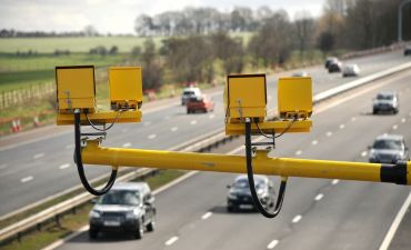 żółte kamery skierowane na drogę