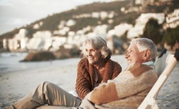 starsi ludzie na wakacjach, którzy mają wykupione ubezpieczenie podróżne