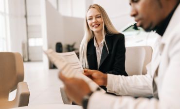 mężczyzna zawiera ugodę z towarzystwem ubezpieczeniowym