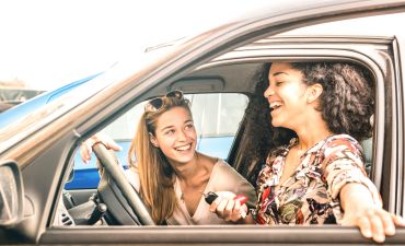 Kobieta upoważnia koleżankę do odbioru dowodu osobistego