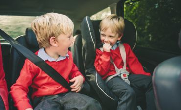 chłopcy zapinająca pasy bezpieczeństwa