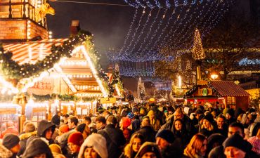 grupa ludzi na jarmarku bożonarodzeniowym