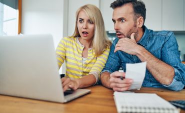 Kobieta i mężczyzna sprawdzają nowe przepisy drogowe