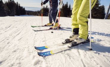 narciarz z instruktorem uczący się jeździć
