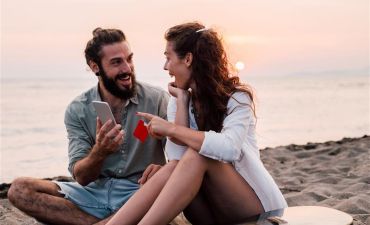 Para obserwująca zachód słońca.