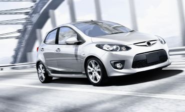 srebrne auto kompaktowe na ulicy