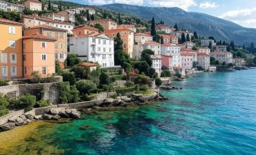krajobraz miasta w Chorwacji wiosną, morze, góry, w tle budynki