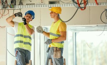 elektrycy w czasie pracy