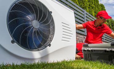 monter zakłada pompę ciepła