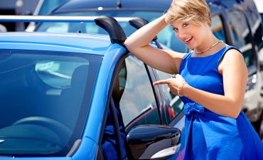 Kobieta wybiera chiński samochód