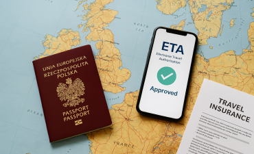 paszport, eta i polisa do Anglii leżące na mapie