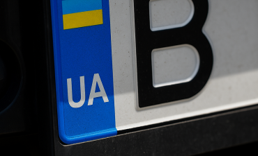 zbliżenie na rejestrację samochodu ukraińskiego. Widać flagę Ukrainy oraz skrót UA oznaczający państwo