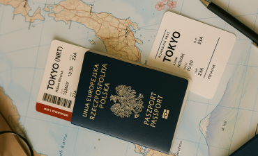 paszport i bilet samolotowy leżące na mapie Japonii