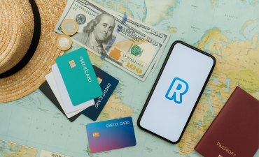 pieniądze, telefon i dokumenty leżące na mapie świata