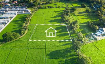 działka budowlana wyznaczona na zielonych trawiastych polach