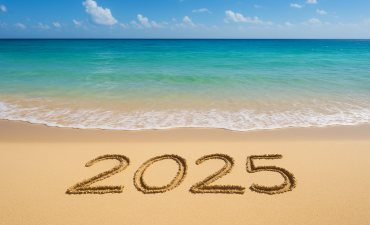 plaża i morze z napisem wakacje 2025