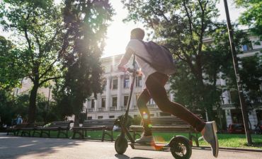 młody mężczyzna na hulajnodze