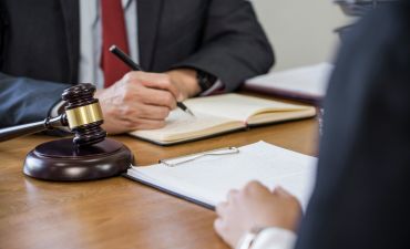 dwie osoby w kancelarii prawnej