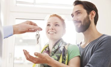Kobieta i mężczyzna odbierają klucze do mieszkania