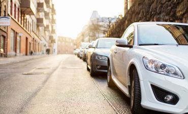 Samochody zaparkowane równolegle