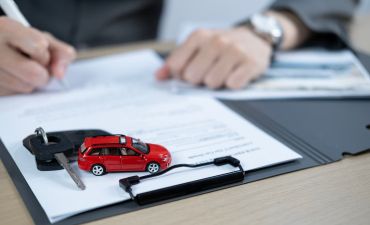 mężczyzna wypełniający formularz rejestracyjny samochodu