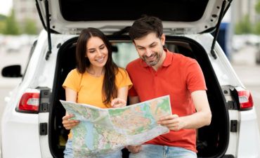 kobieta i mężczyzna z mapą w ręku podczas trasy samochodem do Grecji